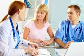 médicos e un paciente con varices pélvicas